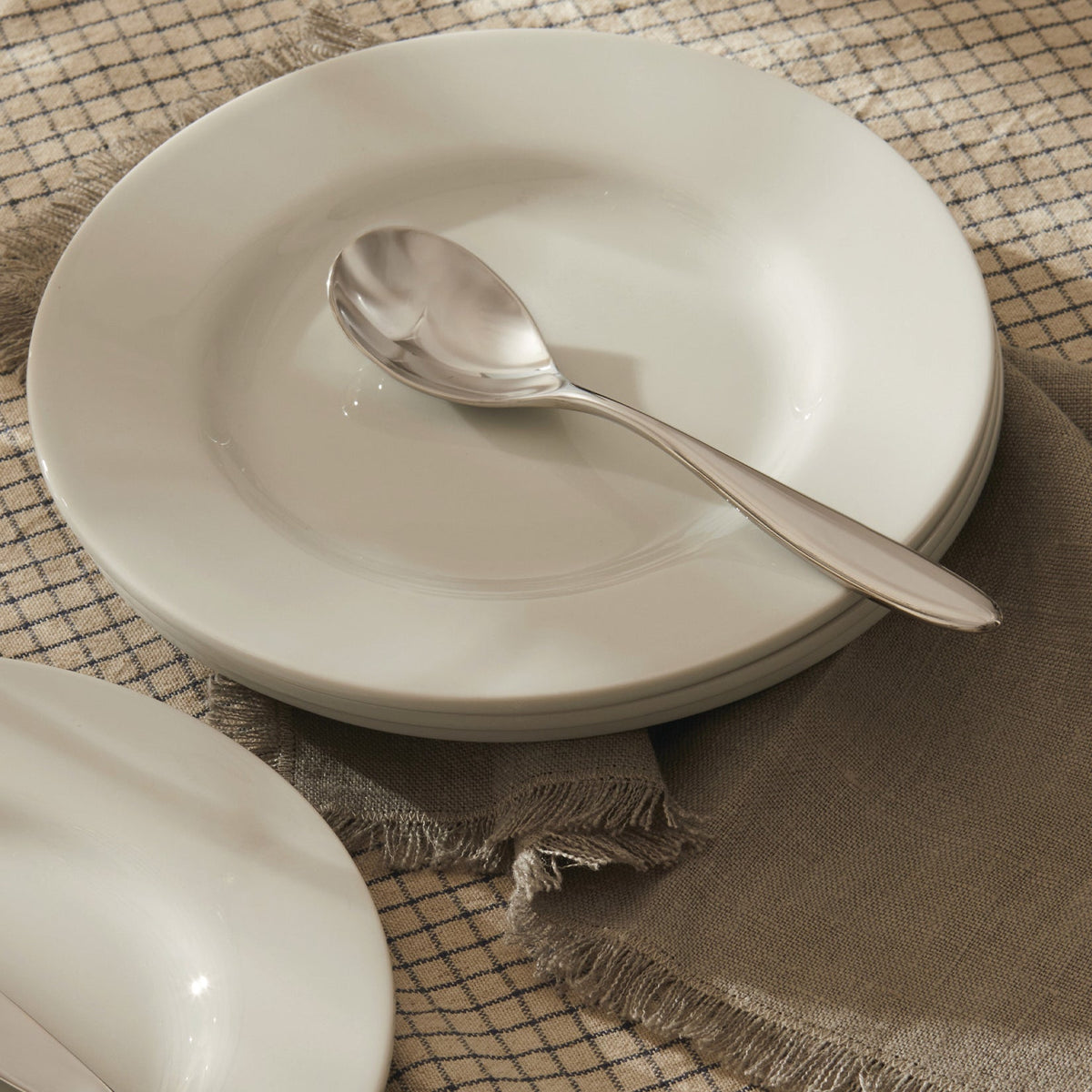 Alessi Mami theelepel SG38/7 op tafel