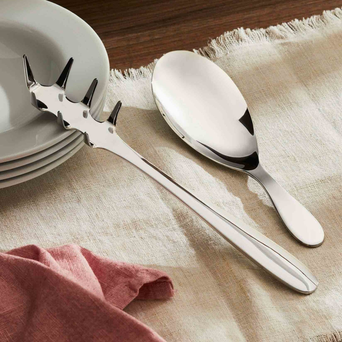 Alessi Eat.it serveerlepel voor risotto met grote kom, ontwerp Wiel Arets op tafel