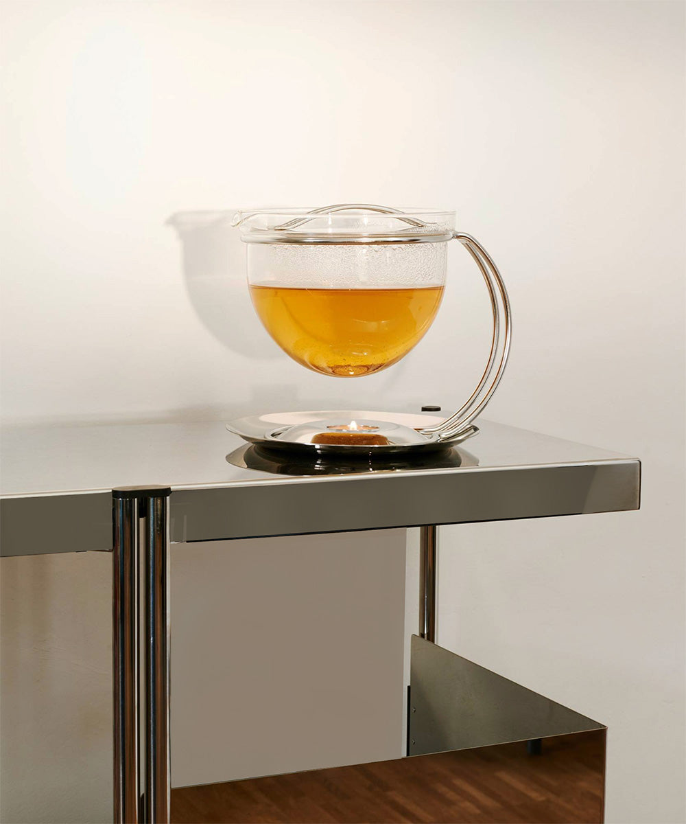 Mono Filio theekan groot in glas en rvs, gevuld met thee