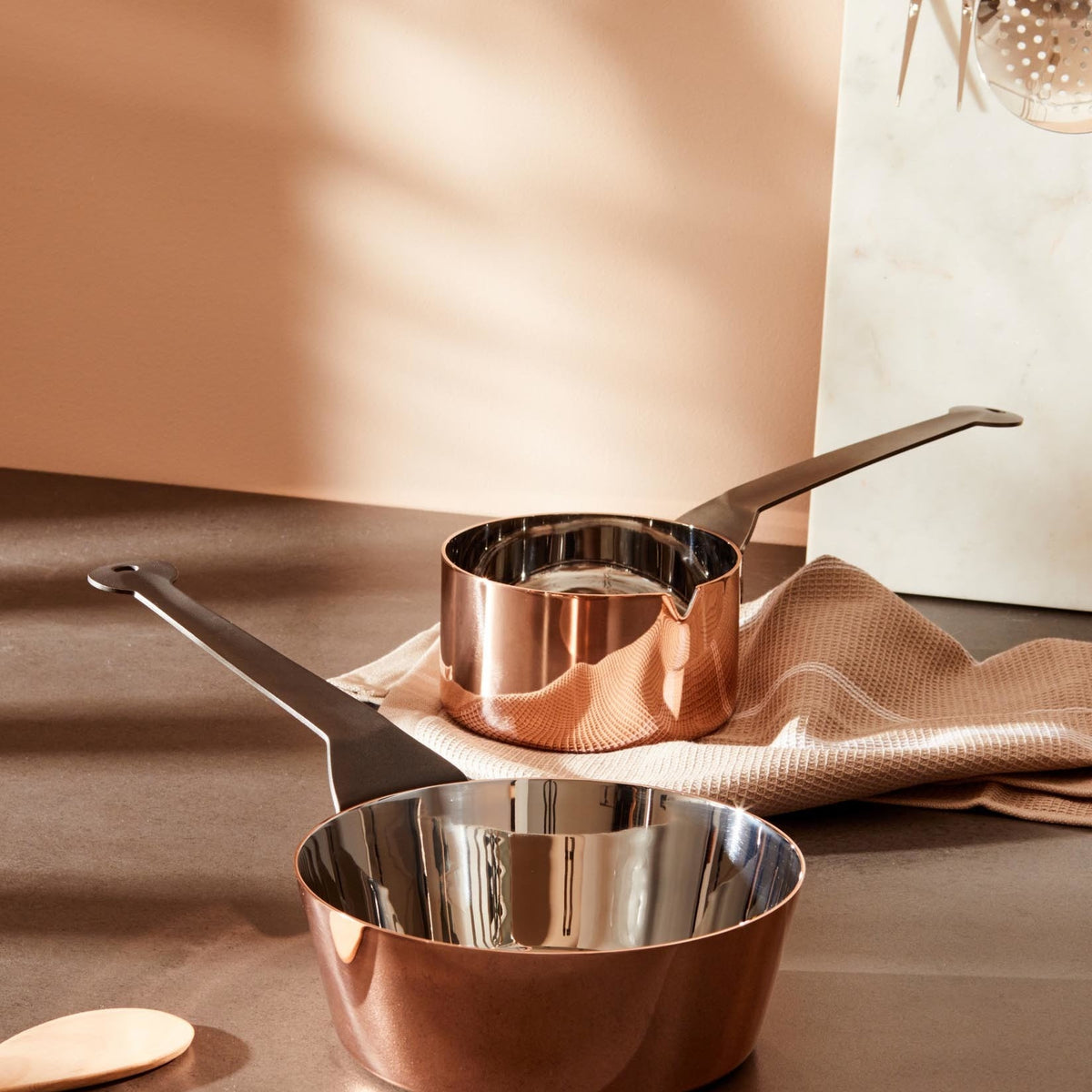 Alessi Koperen steelpan 10 cm met deksel La Cintura di Orione 90105/10/C op tafel