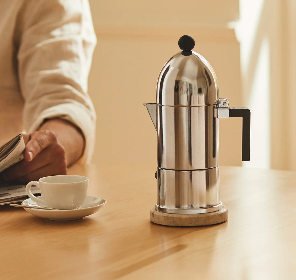 Alessi Cupola koffiemaker van Aldo Rossi, 6 kops, aluminium met zwarte handgreep