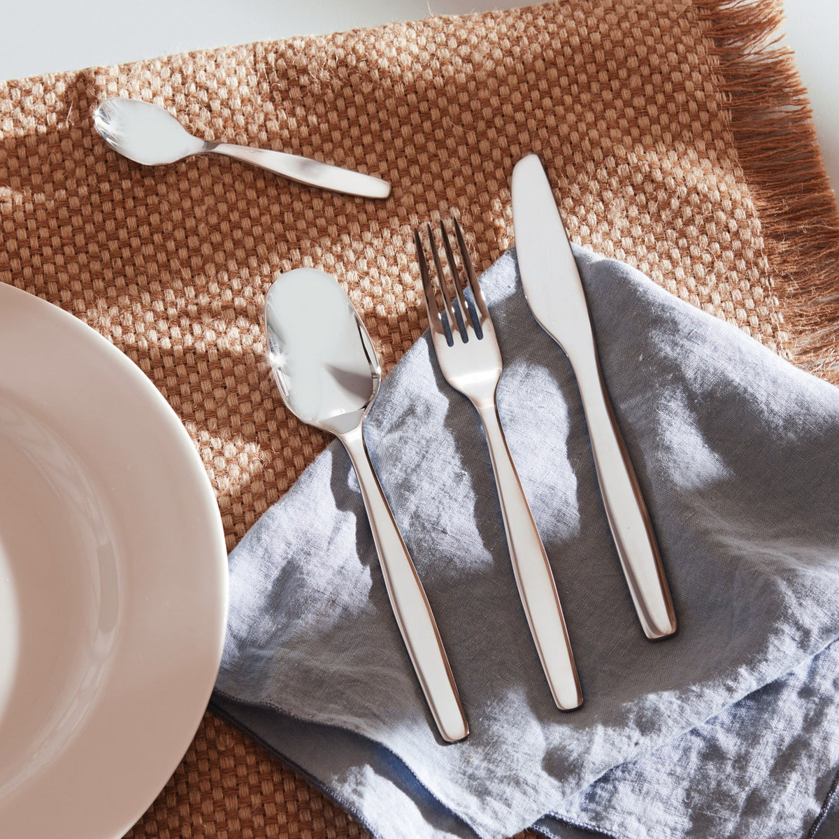 Alessi Itsumo dinermes ANF06/3 op tafel