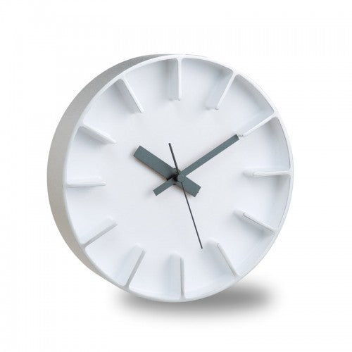 Lemnos Edge klok in wit aluminium, ontworpen door Shin Azumi en Tomoko Azumi