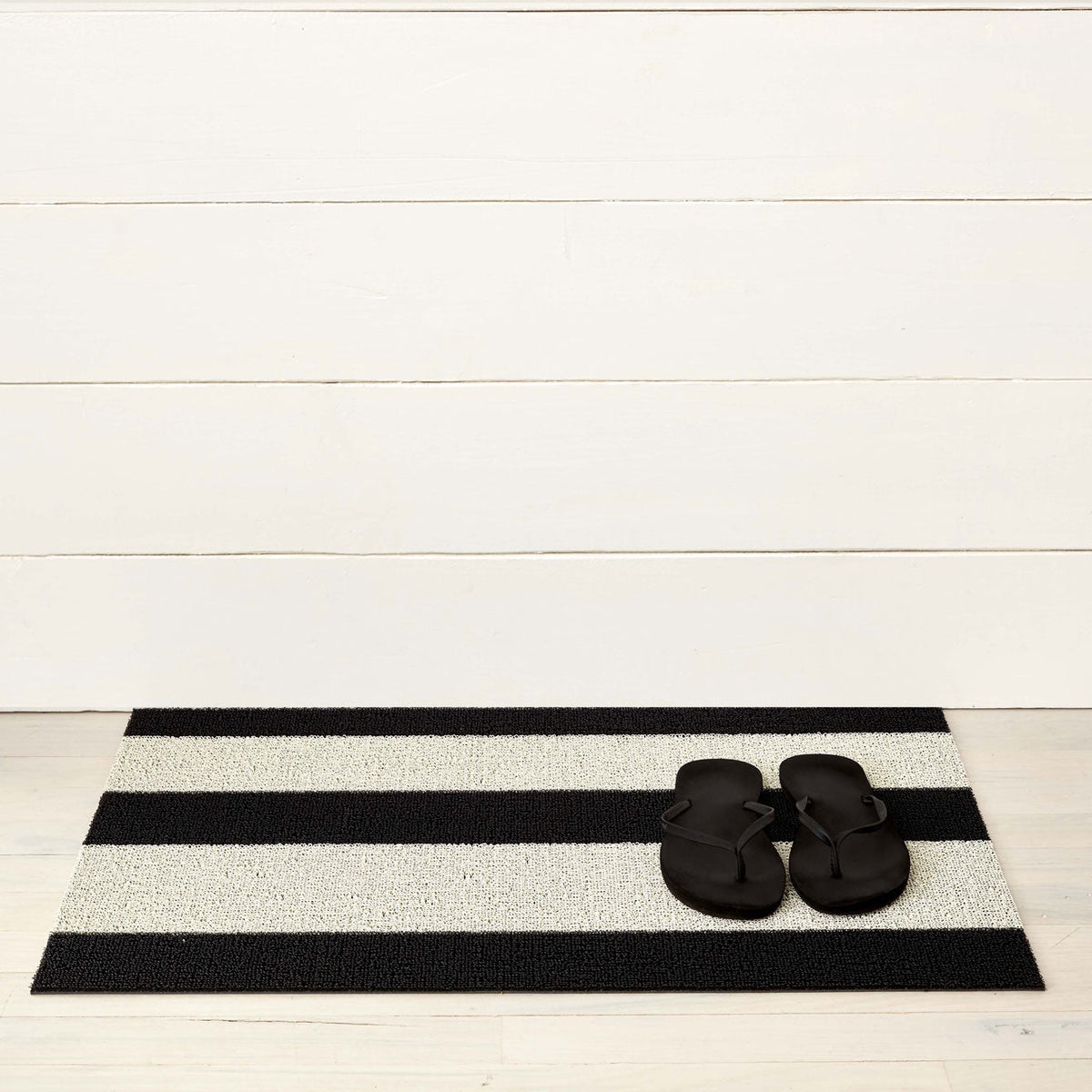 Chilewich Bold Stripe Zwart Wit als deurmat van 46 x 71 cm