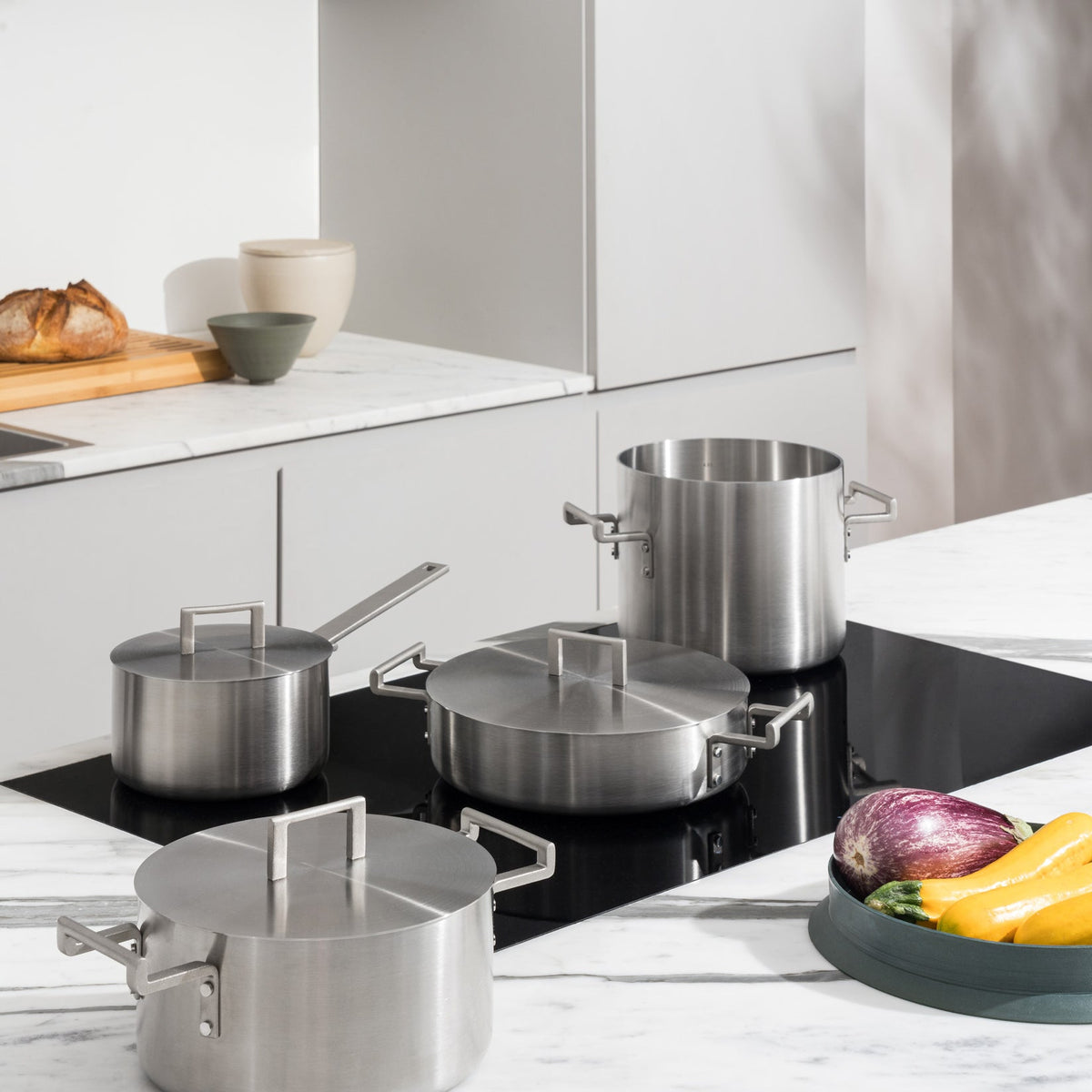 Alessi Deksel 28 cm Convivio DC200/28 op tafel