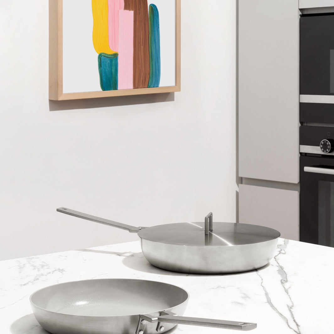 Alessi Koekenpan 28 cm Convivio DC110/28 op tafel