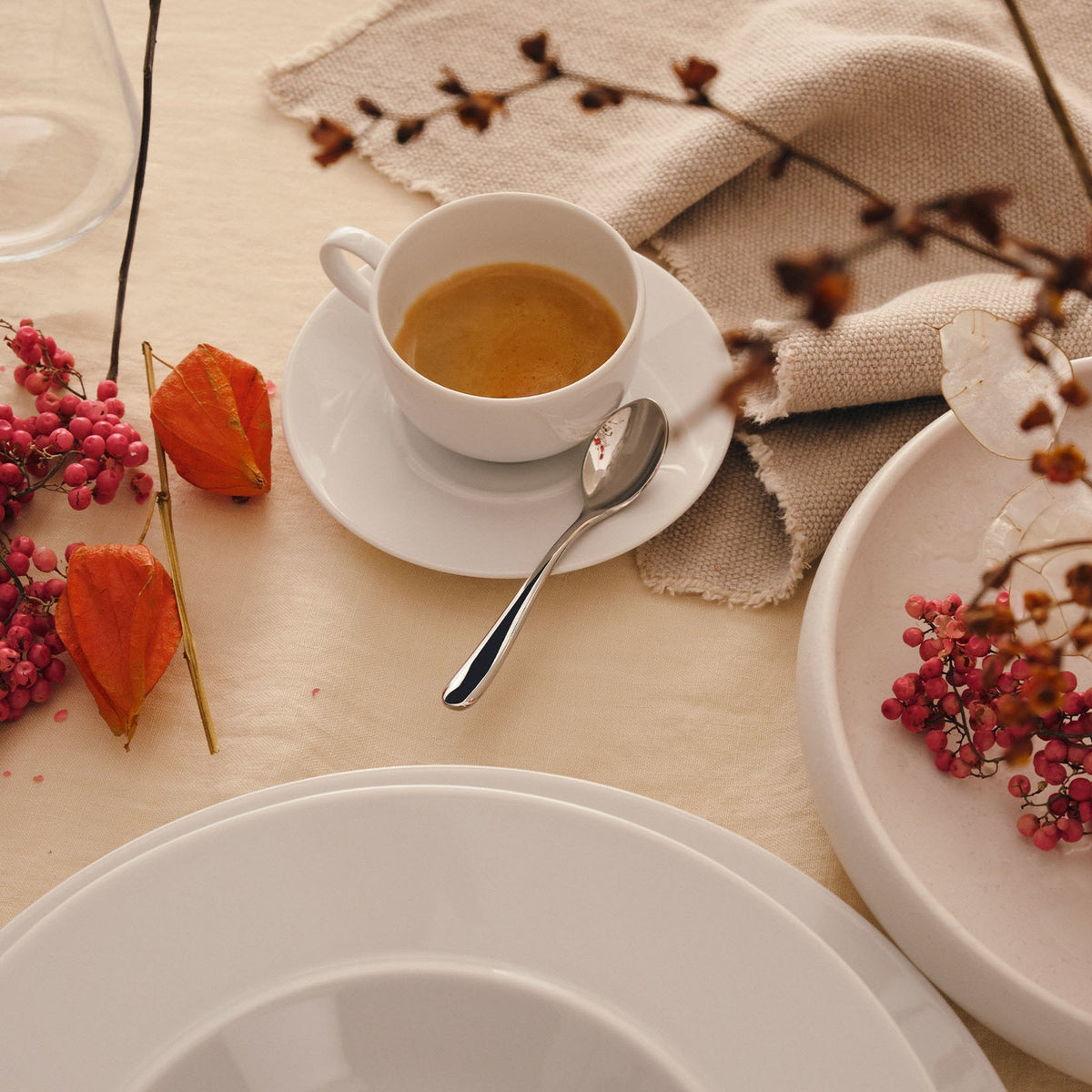 Alessi Mokkaschotel La Bella Tavola ES21/77 op tafel