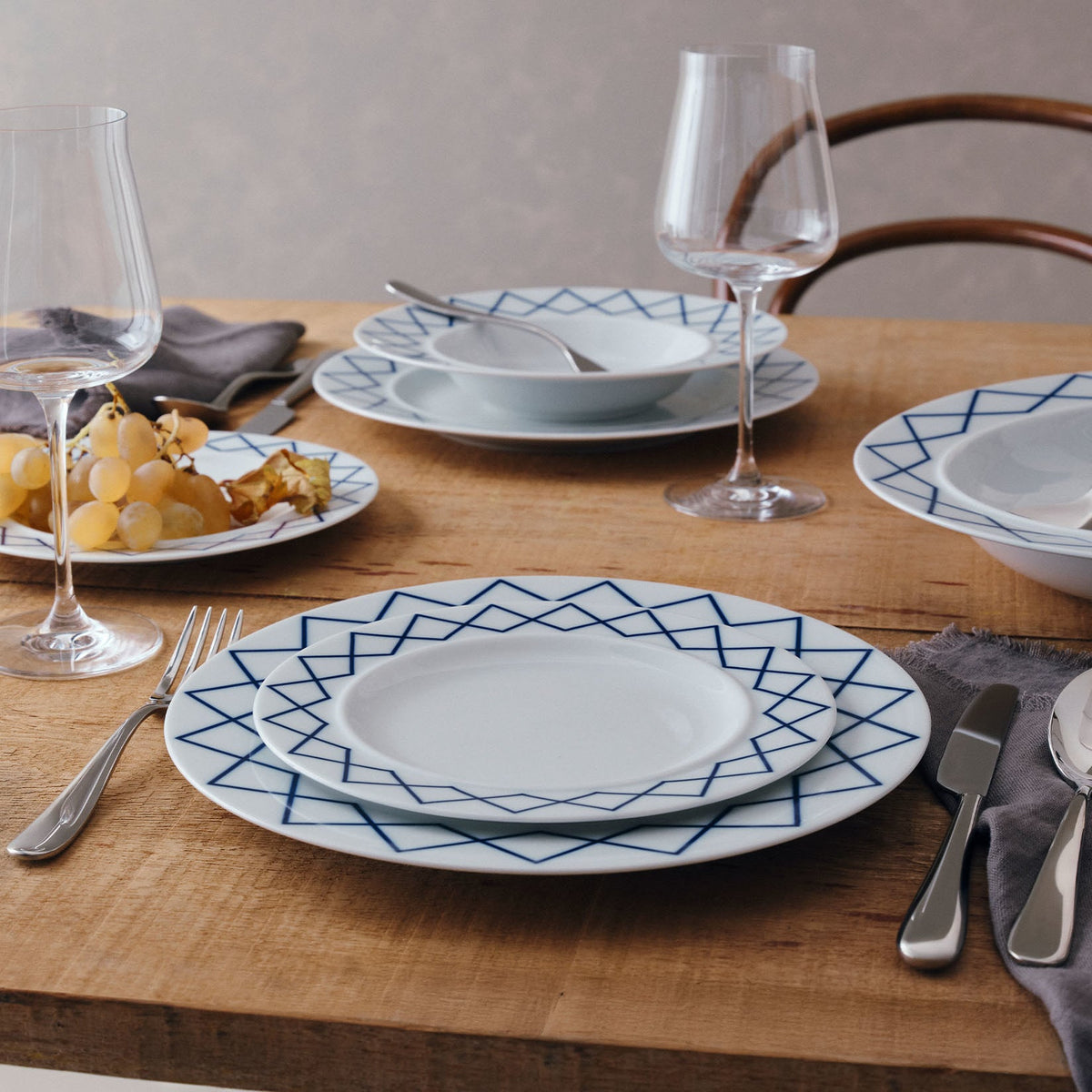 Alessi Dinerbord My Beautiful China ES22/1 op tafel
