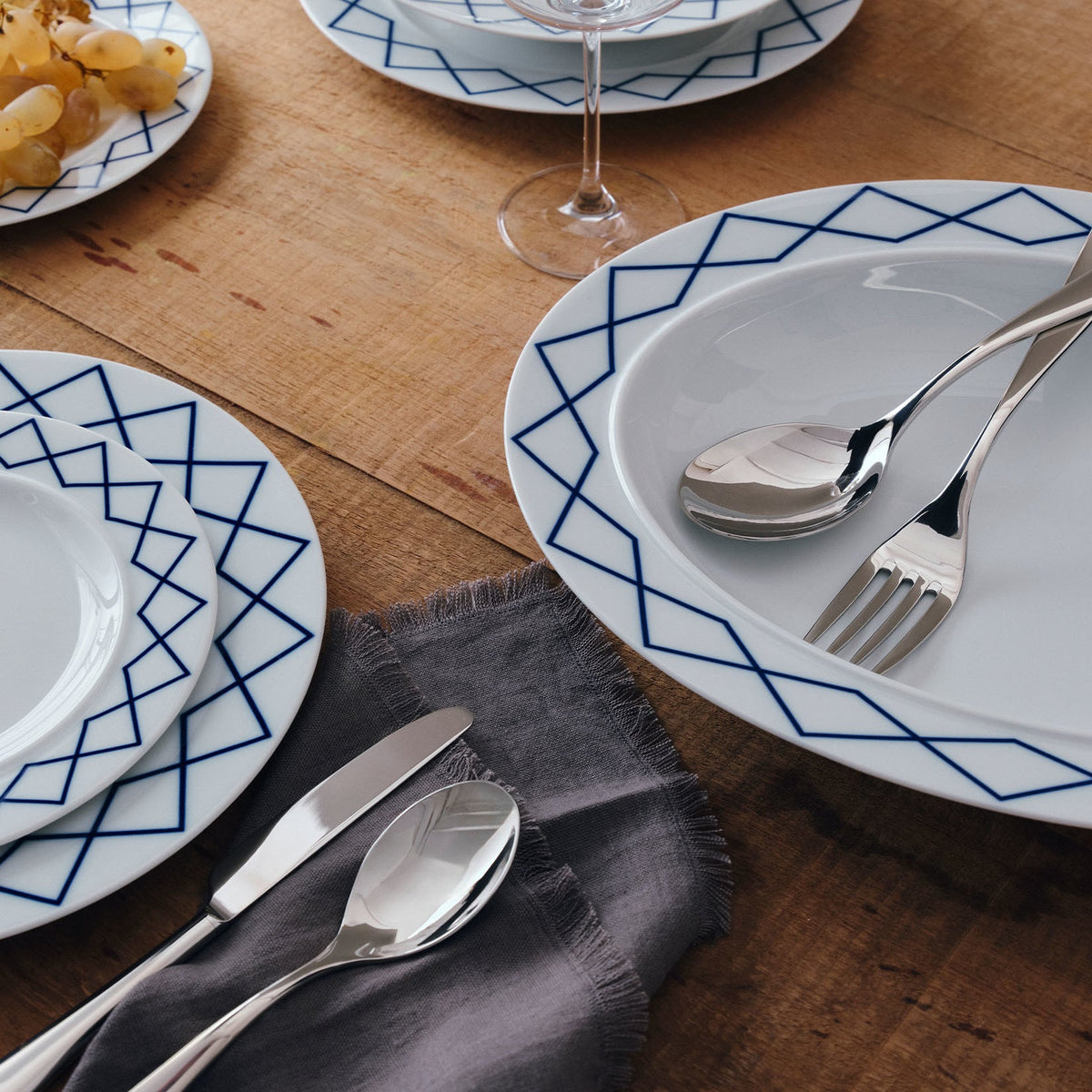 Alessi Ovale schaal 38 cm My Beautiful China ES22/22 38 op tafel