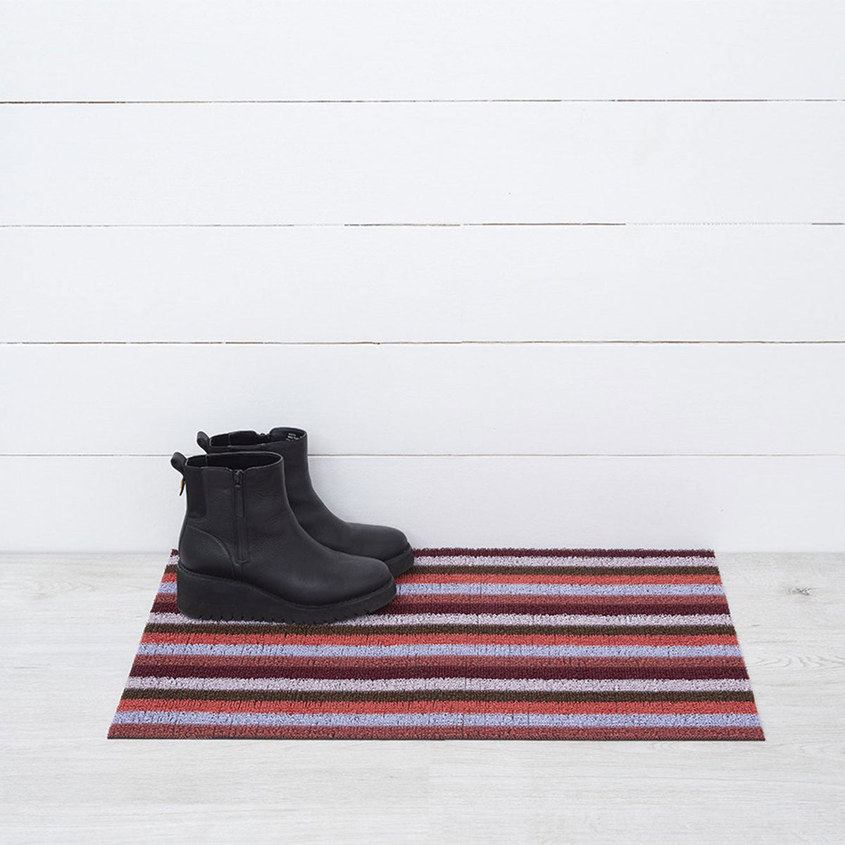 Chilewich Even Stripe Berry als deurmat van 46 x 71 cm