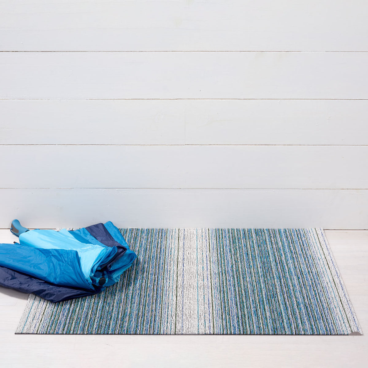 Chilewich Fade Stripe Lagoon als utility mat van 61 x 91 cm