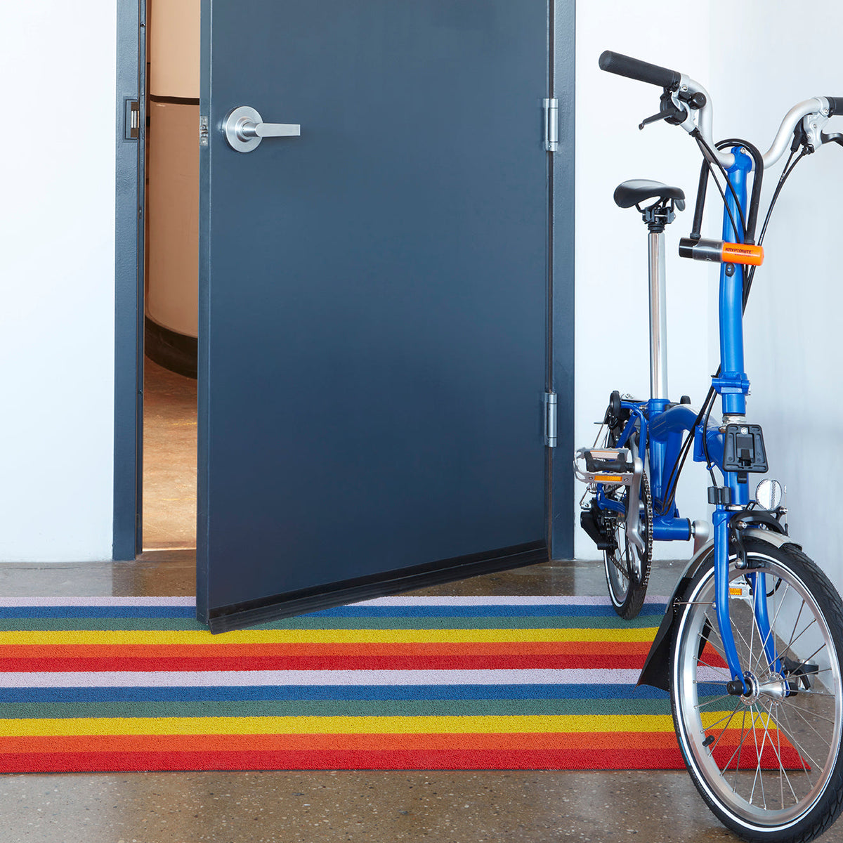 Chilewich deurmat Pride Stripe Rainbow in gebruik