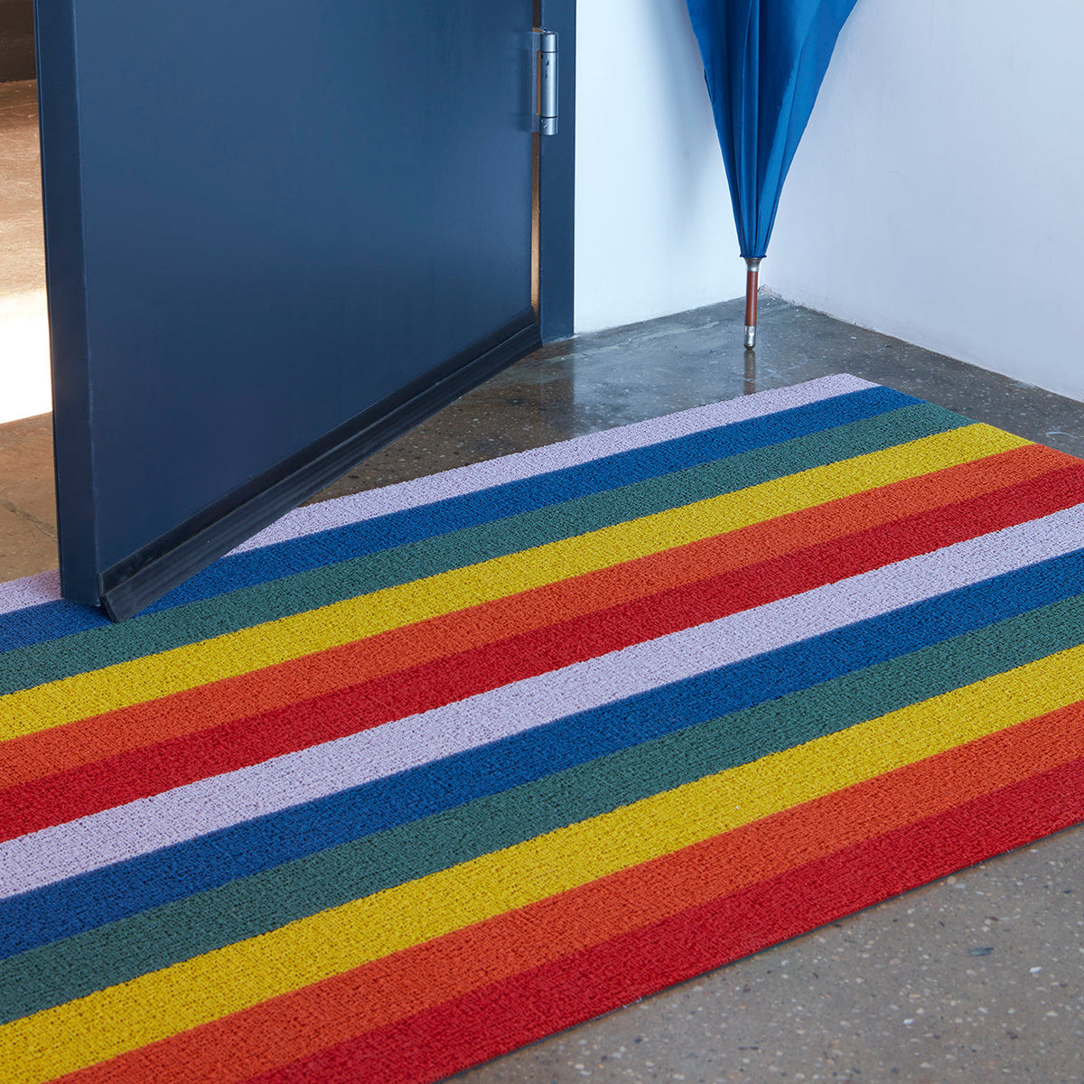 Chilewich deurmat Pride Stripe Rainbow in gebruik