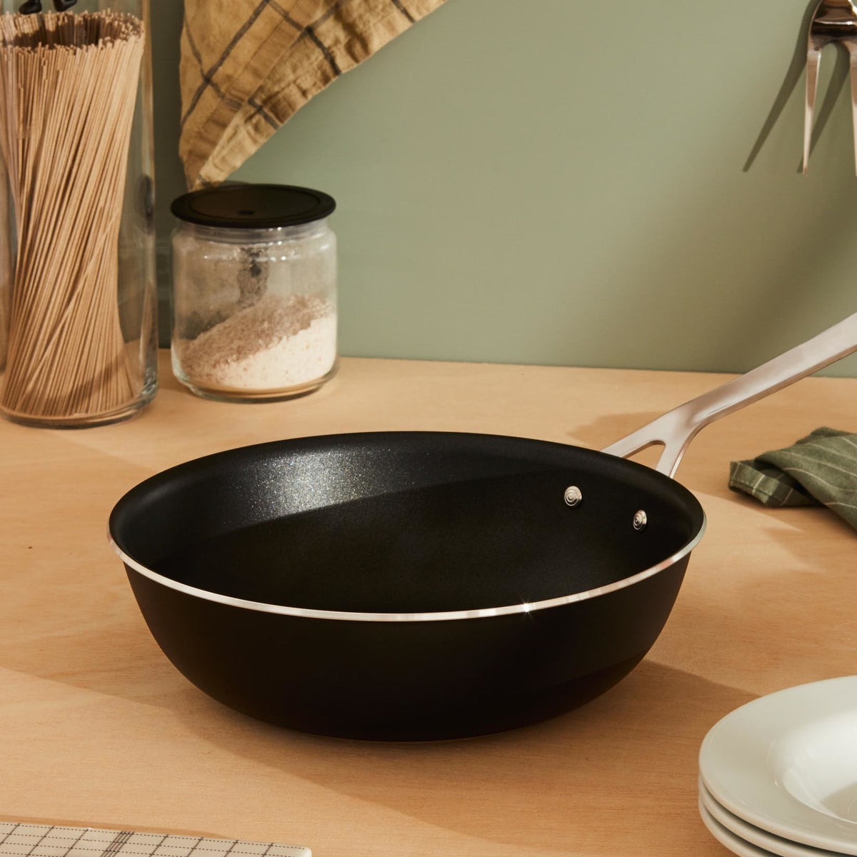 Alessi Hapjespan 28 cm antiaanbak Pots&Pans JM114/28 B op tafel