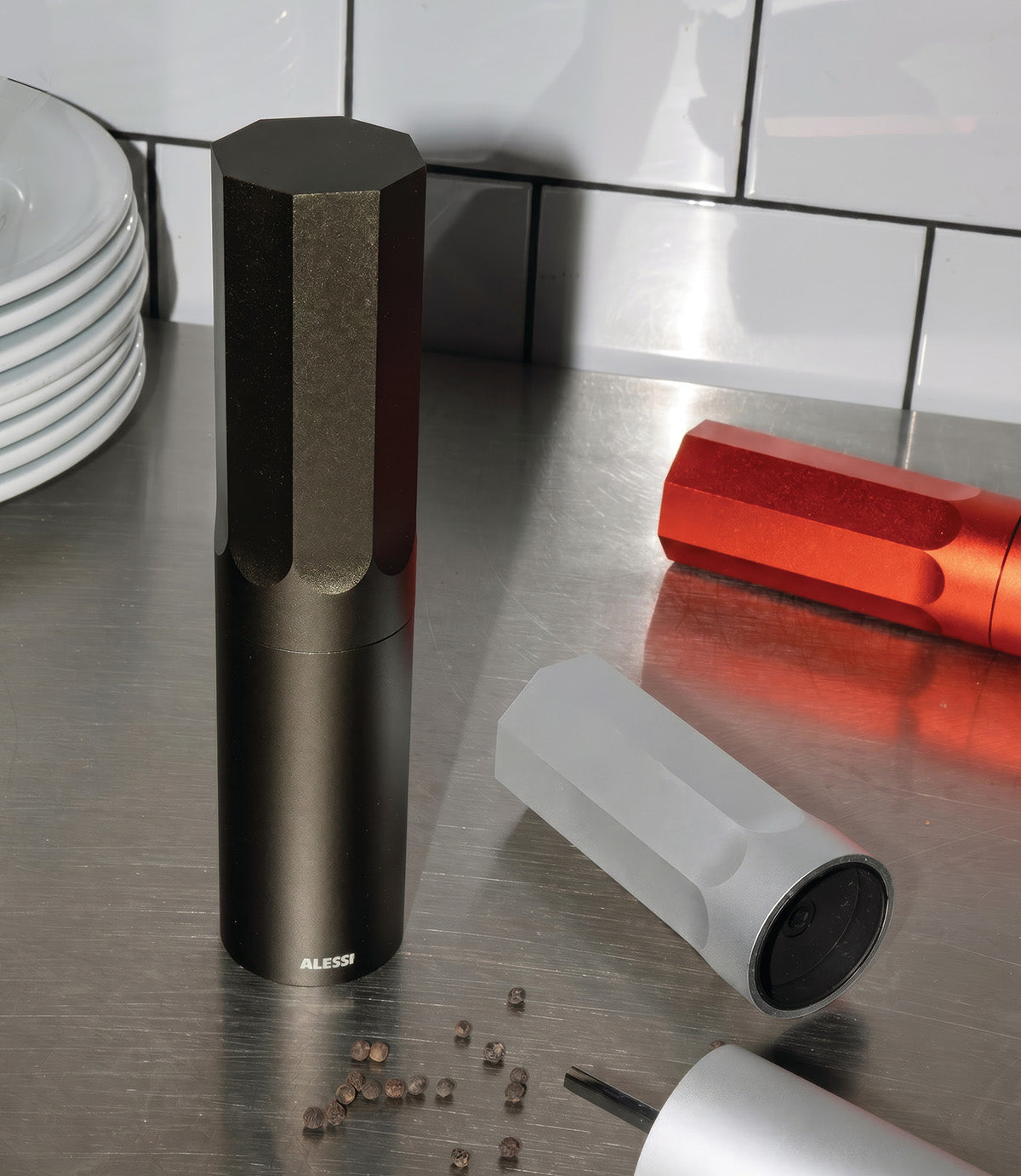 Peper- en zoutmolens KG01 serie in zwart, rood en wit aluminium naast elkaar