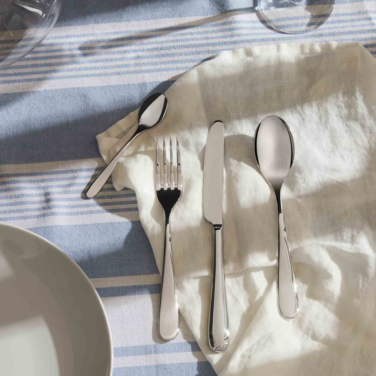 Alessi Nuovo Milano bestekset cassette, verpakking met monoblok mes, Ettore Sottsass op tafel