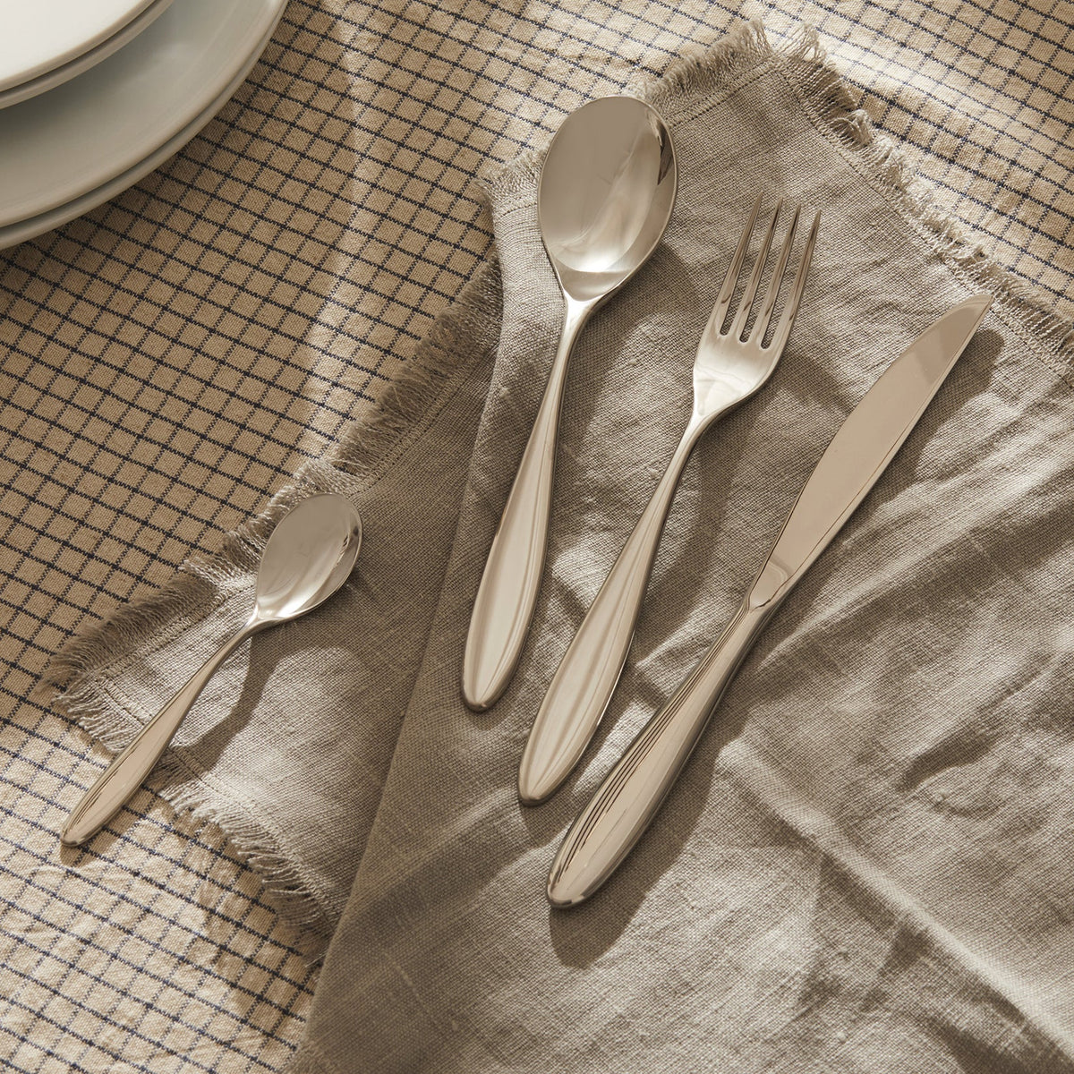 Alessi Mami holheft dinermes SG38/3 op tafel