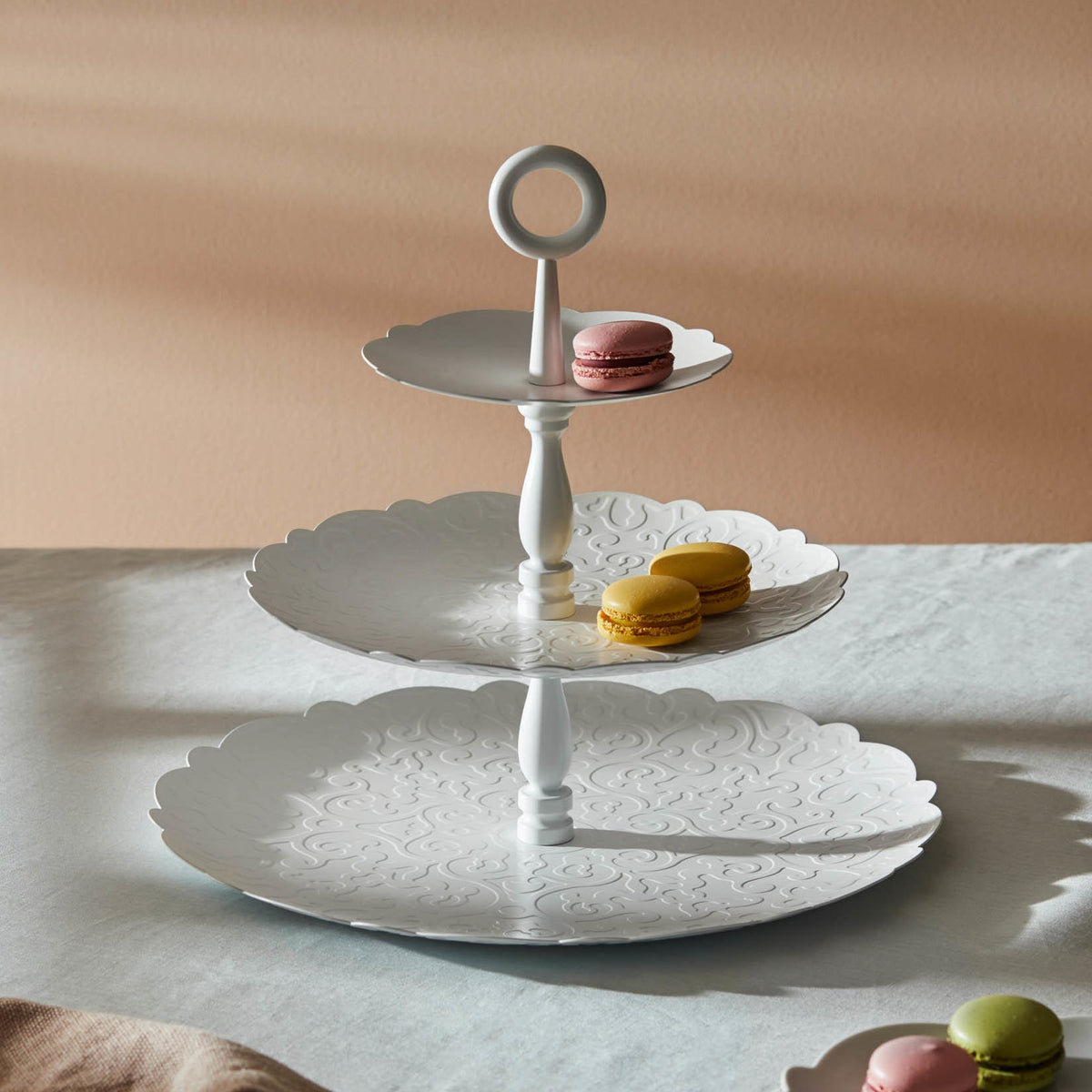 Alessi Etagère 3-laags Dressed MW52/3 op tafel