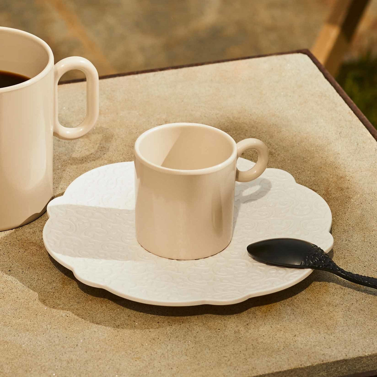 Alessi Mokkaschotel Dressed en plein air MW72/77W op tafel