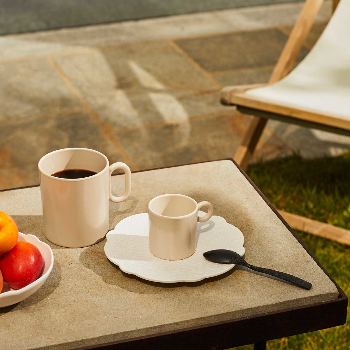 Alessi Mokkakopje Dressed en plein air MW72/76LG op tafel