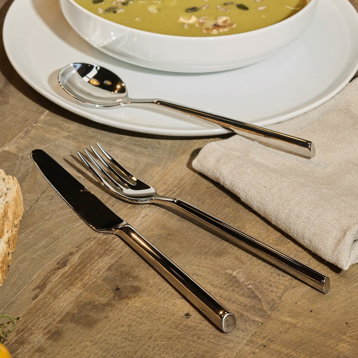 Alessi Clivo dinermes PU10/3 op tafel