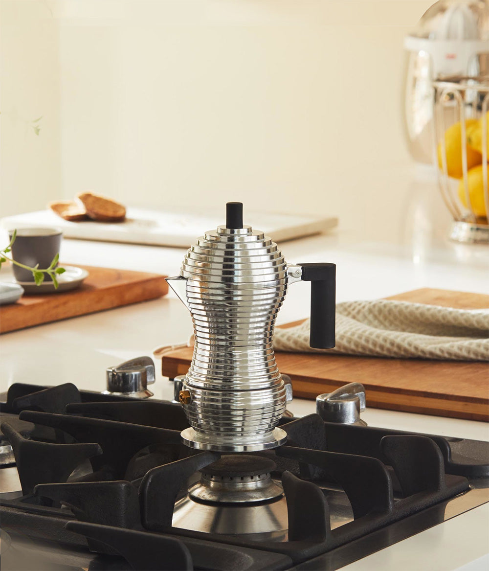 PULCINA espressomaker, 3 kops, in gebruik op een gasfornuis