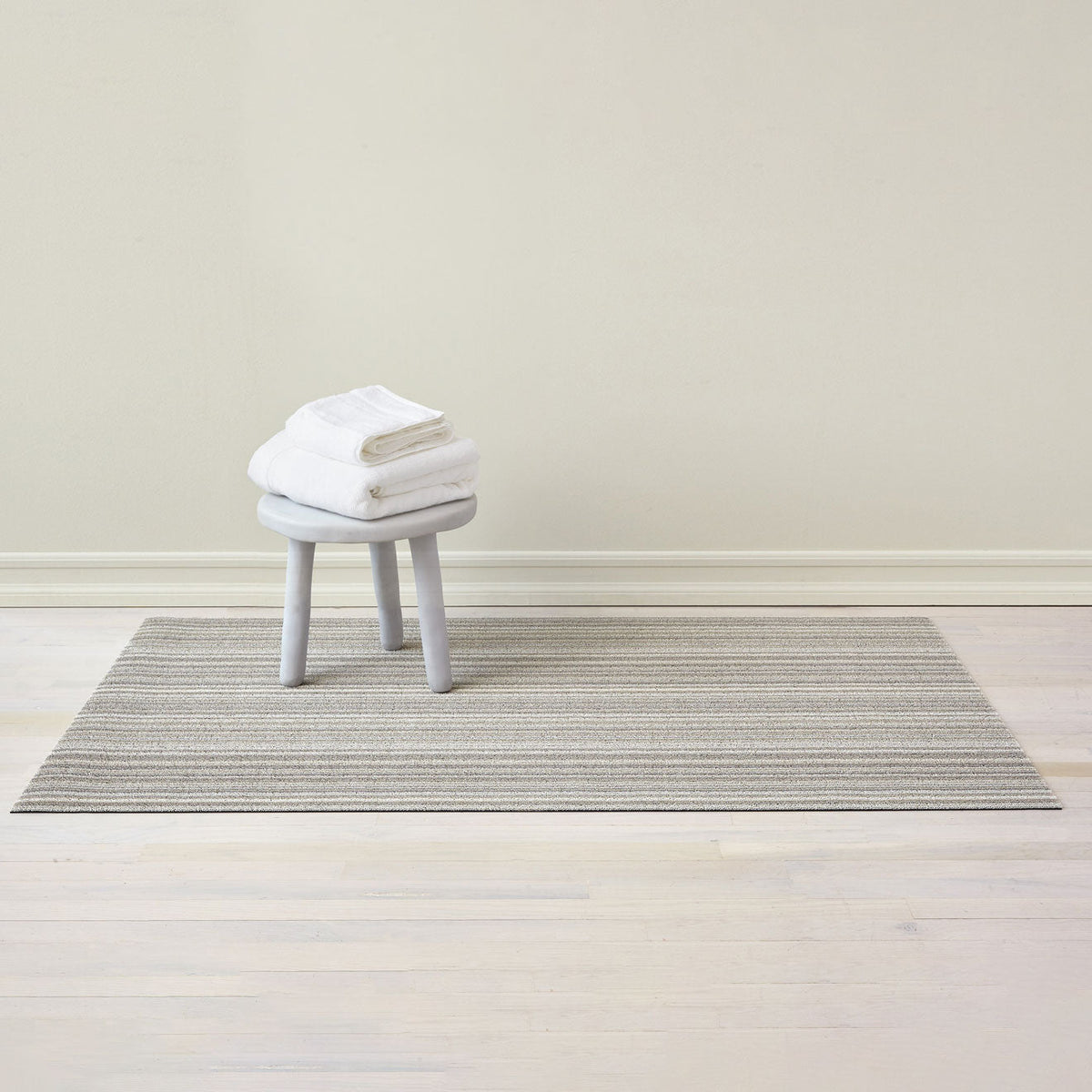 Chilewich Skinny Stripe Birch als utility mat van 61 x 91 cm