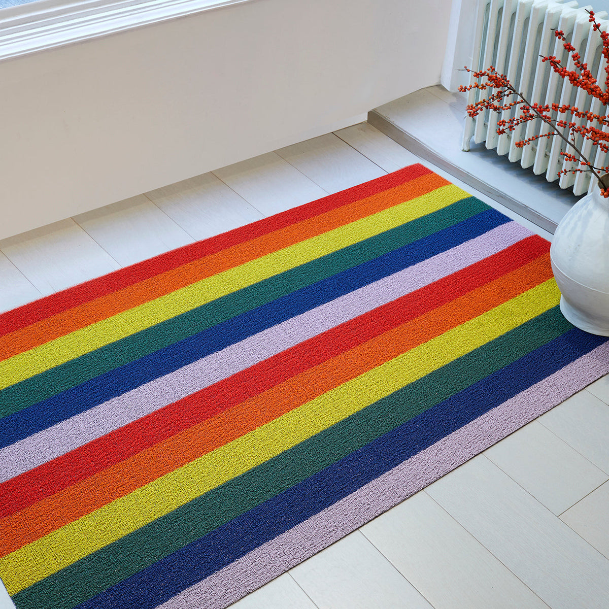 Chilewich deurmat Pride Stripe Rainbow in gebruik