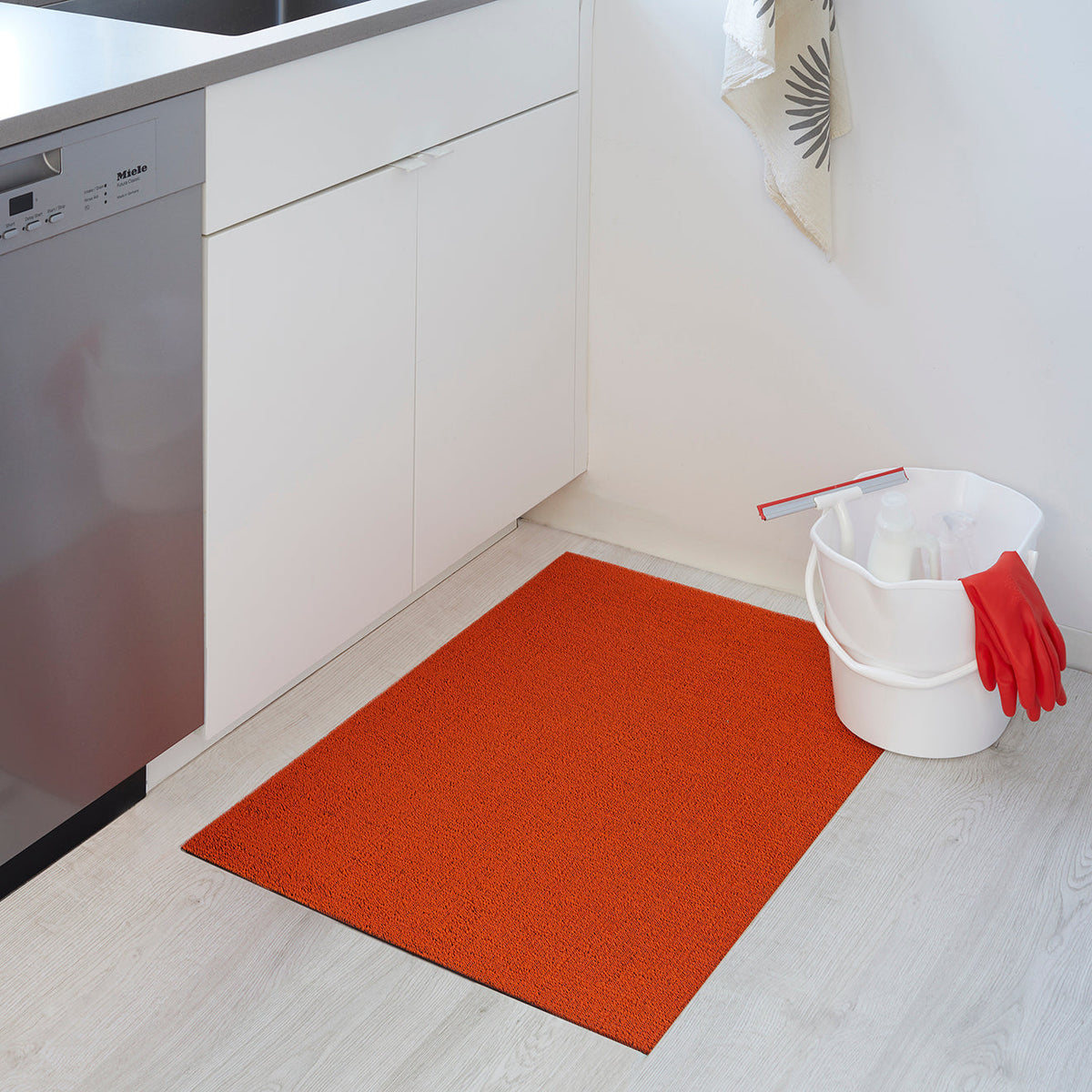 Chilewich deurmat Solid Cara Cara in gebruik