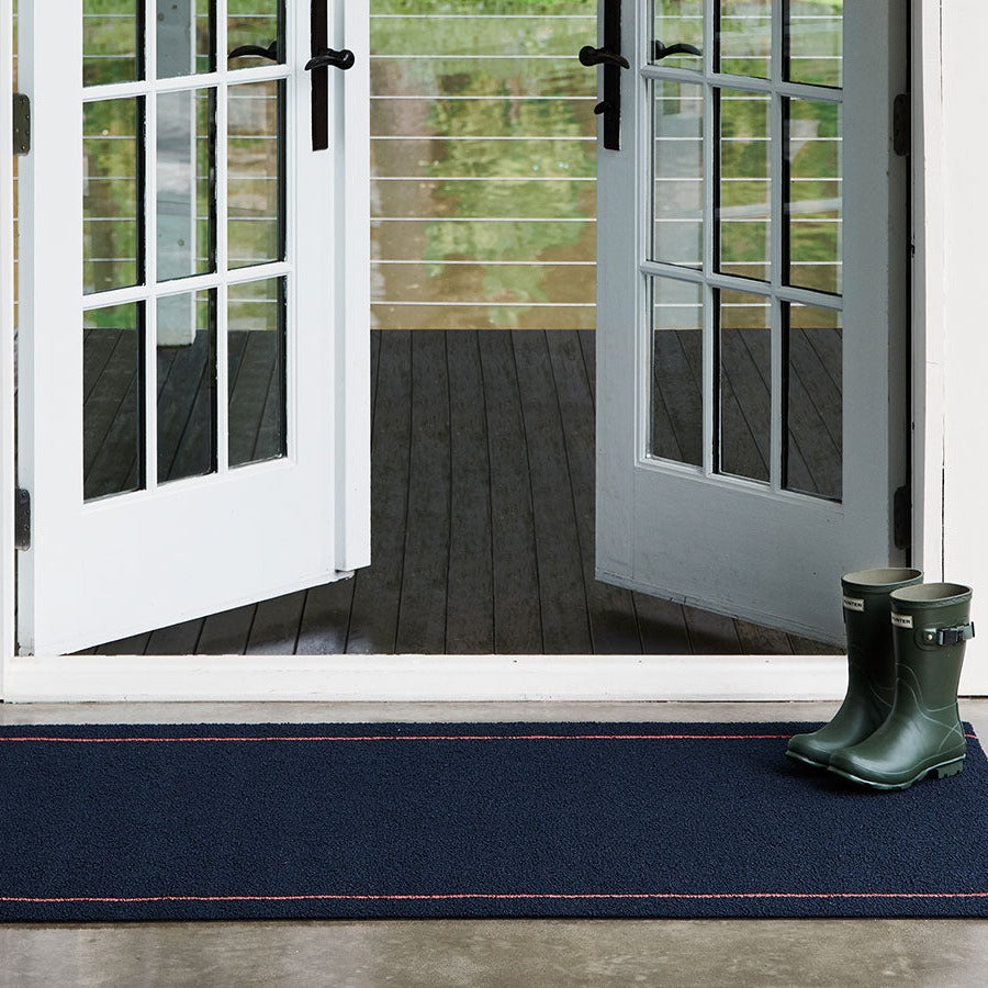 Chilewich deurmat op een houten veranda